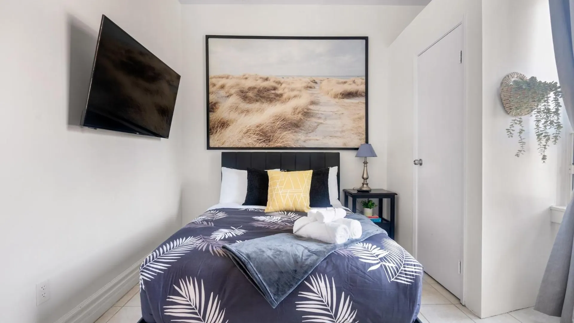 Bedroom In Corso Italia Neighborhood contacts